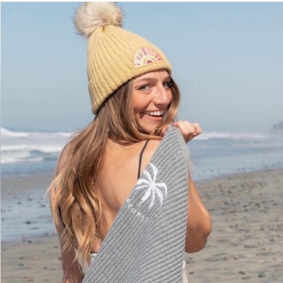 NWT Virginia Wolf - The Sunray Beanie With Removable Button Down Pom Top NIP - Picture 8 of 15